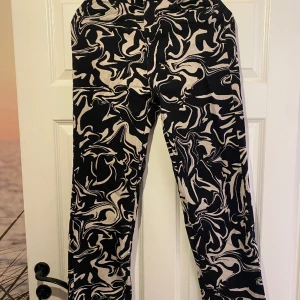 Byxor  - Coola jeans från monki 💞 har använts ett fåtal gånger 💞