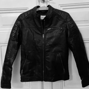 Skinnjacka Jack & Jones, stlk S - Svart skinnjacka från Jack&Jones. Perfekt julklapp till man, bror eller son. Aldrig använd. Storlek S.  Pris i butik 799 SEK. 