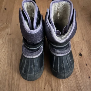 Fodrade Vinterstövlar - Fodrade vinterstövlar som är hela men smutsiga men går enkelt och tvätta av med våtservetter eller liknande.   Storlek 26