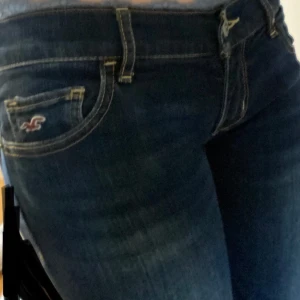 Hollister jeans - Säljer mina fina hollister jeans, lite slitna se bild tre. Kontakta för mer info 😊💕