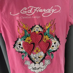 ed Hardy  - as cool ed Hardy t-shirt!! tröjan är i fint skick och inga palijetter saknas 💗💗 hör av dig vid intresse 🤩💗st är M men väldigt stretchig kan funka som lite vad som 💗