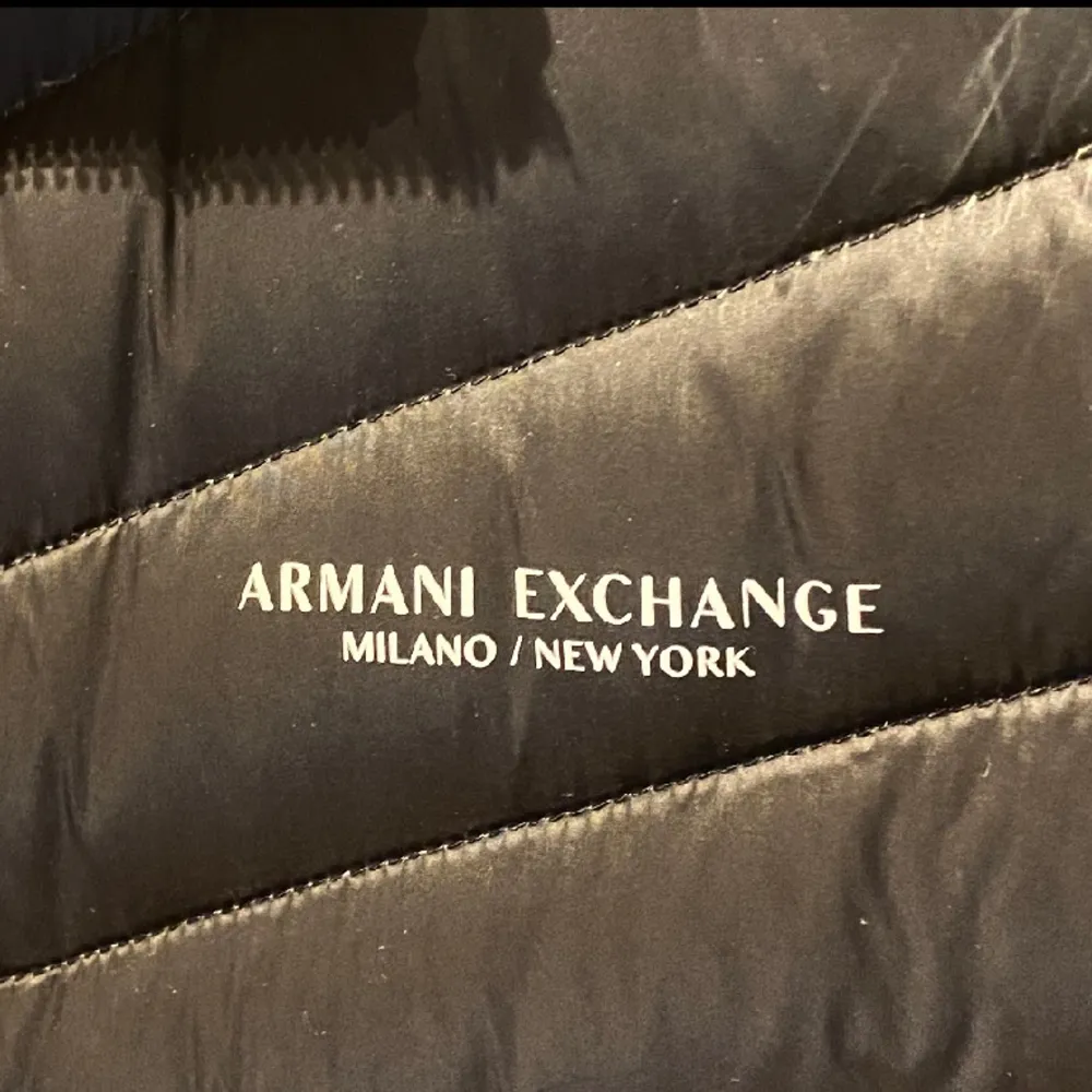 Svart vinterjacka från märket Armani Exchange i nyskick. Storlek M. Nypris 2000. Jackor.