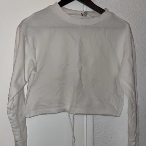 Tröja med knytning i midjan  - Säljer en tröja med knytning i midjan i storlek xs, i bra skick 