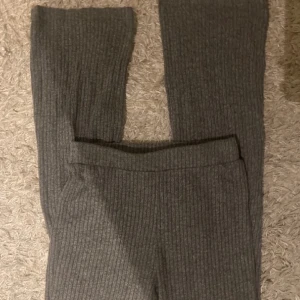 Ribbade utsvängda byxor  - Säljer dessa ifrån Gina tricot i storlek xs💓💓💓