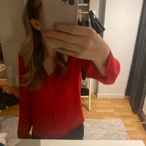 Röd blus  - Säljer min röda blus ifrån vero Moda!❤️(vill helst inte göra budgivning eller liknade så vid intresse tryck på ”köp nu”)❣️eller skriv för frågor 