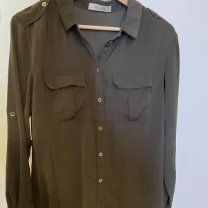 Blus - Khaki-grön blus från Oasis, storlek UK 10 (ungefär EU 38). Den är använd men i bra skick.