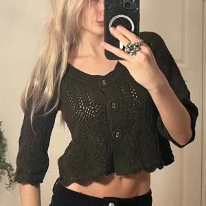 Kofta - Stickad brun kofta/tröja ❣️ super trendig och funkar bra att ha både med eller utan tröja under. Multifunktionell och enkel att matcha. Trrekvartsärmad kofta i storlek XS/S 💓klicka gärna på köp nu 