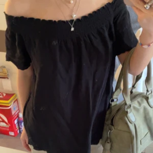 Söt svart offshoulder topp  - Kommer ej till användning 
