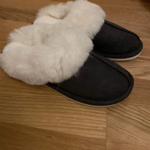 Tofflor - Helt nya tofflor men för små för mig🖤