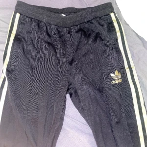 adidas byxor - adidas byxor, lite noppriga längst ner.