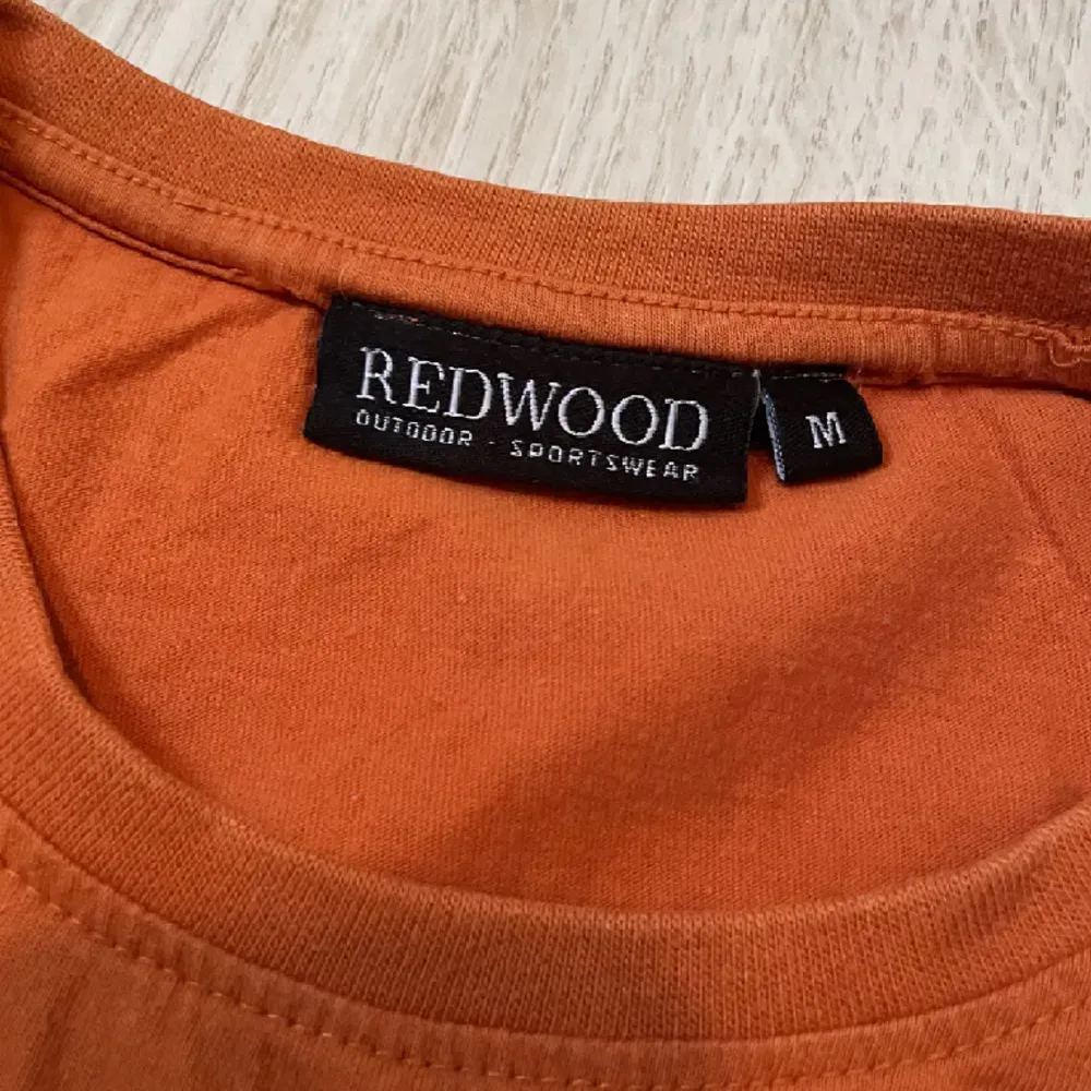 orange t-shirt från märket redwood, storlek M. T-shirts.