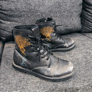 Unika kängor Tree of Life - Unika, supersköna kängor m vackert motiv föreställande livets träd.   Har använt dem en säsong men måste inse att de är för stora för mig och låta dem gå vidare. Får massor av komplimanger för dessa.   Passar bred fot. Nypris ca.1500 Stl.40