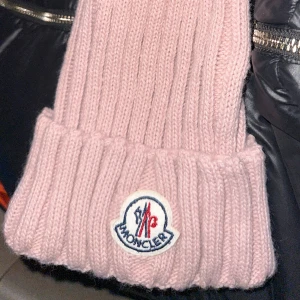 Fin moncler mössa  - Fin moncler mössa använt två gånger den är i nyskick. 