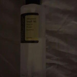 Snail serum - Säljer detta snigel serum då jag inte tycker de funkar för mig köpte de i början av augusti så de är inte gammal! O tycker de är onödigt att ha kvar den om den endå bara står på mitt bord o inte använd skulle säga att de är runt 80 ml kvar