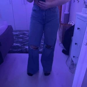 157 jeans med hål  - Säljer mina blå midwaist vida jeans med hål från lager som jag knappt använt