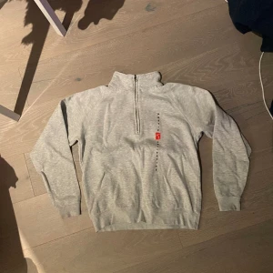 Poetic Collective Half zip - Säljer den då den inte längre passar mig, använd några gånger men är i mycket bra skick!