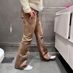 Jeans!  - Så coola jeans i super najs mönster och material! MIDJEMÅTT:70cm INNERBENSLÄNGDEN: 81cm 