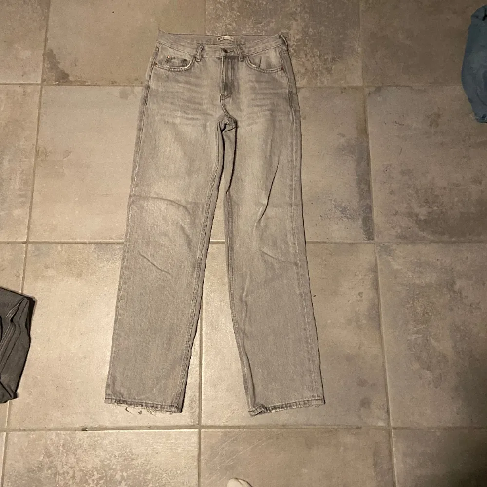 Ett par jeans från Gina, storlek 34 . Jeans & Byxor.