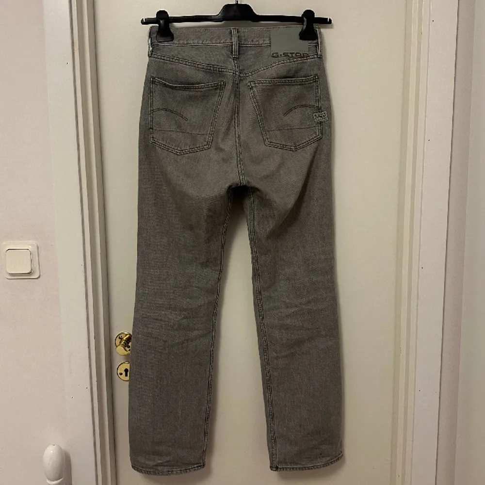 Ljusgråa G-Star jeans i modellen ”Type 49 RELAXED STRAIGHT Jeans”. Nypris: 1300kr. Sparsamt använda utan några skador. Hör gärna av er för om intresserade!. Jeans & Byxor.