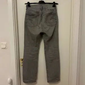 Ljusgråa G-Star jeans i modellen ”Type 49 RELAXED STRAIGHT Jeans”. Nypris: 1300kr. Sparsamt använda utan några skador. Hör gärna av er för om intresserade!