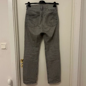 Grå G-Star Jeans - Ljusgråa G-Star jeans i modellen ”Type 49 RELAXED STRAIGHT Jeans”. Nypris: 1300kr. Sparsamt använda utan några skador. Hör gärna av er för om intresserade!