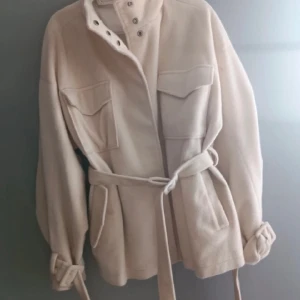 Söt jacka  - Väldigt stilig jacka som har några få småflänkar som knappt synd 🥰