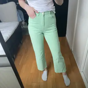 Coola gröna jeans från zara i storlek 34. Använd fåtal gånger