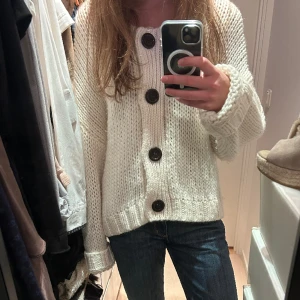 Kofta Zara - Stickad kofta från Zara i storlek M.