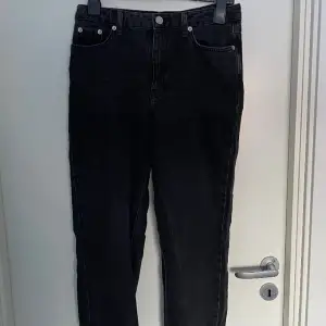 Svarta jeans från gina, aldrig använda då jag tyckte dom va små i storleken.