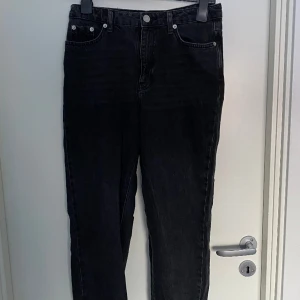 Jeans - Svarta jeans från gina, aldrig använda då jag tyckte dom va små i storleken.