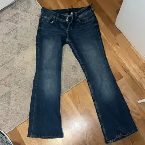 Ett snygg 90s low waist jeans som inte kommer till användning. Använt ett litet eller fåtal gånger!🖤(de är slutsålda tror jag)  Innerbenet är ungefär 93 cm tror jag och midjan är 66 cm (är 160 cm) Fråga innan du köper vid köp nu knappen💕