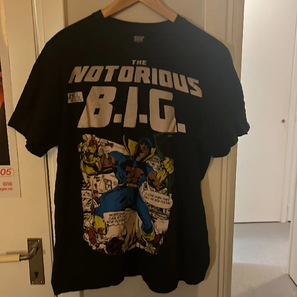 Säljer en svinfet 90 tals tröja med tryck med motivet av Biggie Smalls som jag knappast använt!. T-paidat.