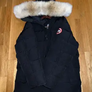 Canada Goose jacka nytt skikt knappt använd. kommer även med äkta päls och accessoarer 