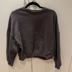 Gråa Sweetshirt - En superskön grå sweetshirt som kommer ifrån Nelly. Tyvär ingen användning längre och har knappt använt den! Inga defekter alls. Storleken är Xs men passar även S💞