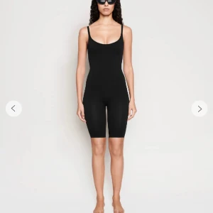 CHIMI bodysuit  - Helt oanvänd Bodysuit från CHIMI. Formar till kroppen jättefint. Säljer pga att den inte kommer till användning. Nypris 900kr