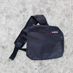 Diesel axelväska - En cool axelväska från Diesel i fint skick. Köpt på Plick men jag har aldrig använt den. För fler bilder eller mått kontakta mig :)