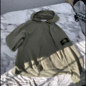 Stone island kofta  - Säljer min hoodie då jag råkat bleka luvan med min acnekräm   Finns att hämta i Stockholm  