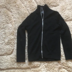 Merinoull tröja - Hej! Säljer nu min merinoull tröja från Brothers. Skick 9/10 (avgör själv). Ny pris: 1000, mitt pris: 299. Tröjan är storlek M men sitter som S. De är bara att höra av sig vid frågor!😁