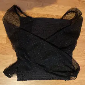 En svart långärmad tröja i storlek 170, från Kappahl 🤍