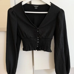 Blus - Svart blus från Monki, bara använd några gånger. Stl XXS, passar mig med XS🤍