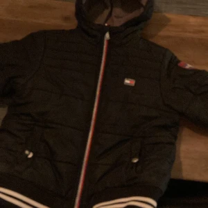 Vinterjacka Tommy Hilfiger - Varm vinterjacka Tommy Hilfiger Storlek 10-12 Fina detaljerade muddar Fickor med knappar Fleecefodrad 