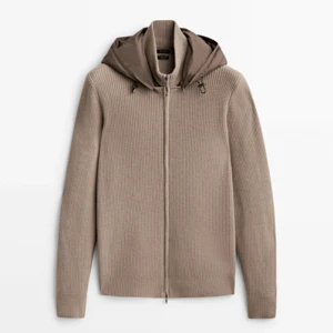 massimo dutti cardigan - Säljer denna super snygga Massimo dutti cardigan, nyskick och luvan är avtagbar!  Skriv för fler bilder och pris kan diskuteras.