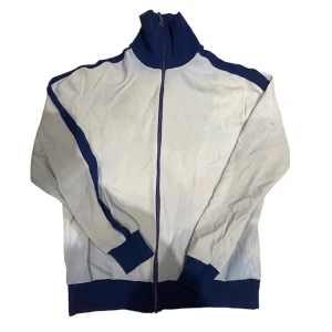 Zip up  - FLÄCKAR PÅ BILDEN ÄR MIN SKUGGA!! Jättefin ljusblå zip up i bra skick!