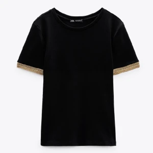 T-shirt från zara med gulddetaljer  - Otroligt söt. Använd fåtal gånger. 