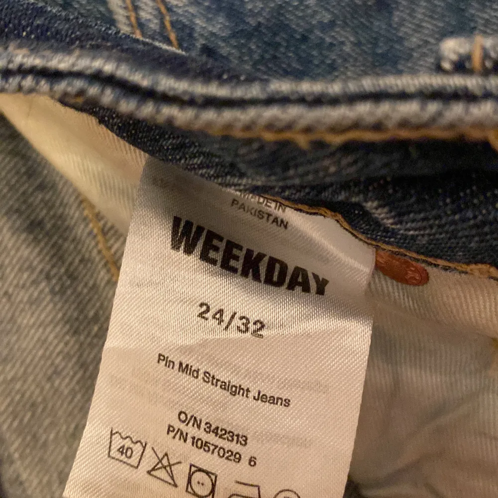 Ass snygga jeans från weekday, det är för små därför kommer ej till användning. Är knappt använda (nyskick). Jeans & Byxor.