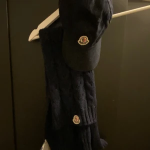 Moncler halsduk - Jag säljer en halsduk och keps (äkta så klart) från moncler. Köp båda för 800kr annars 450kr/st // köpte längesen därför har jag tyvärr inte kvitto ( går att skanna)  