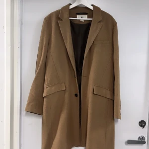 Beige herrkappa - Beige herrkappa från hm, mycket bra skick. 