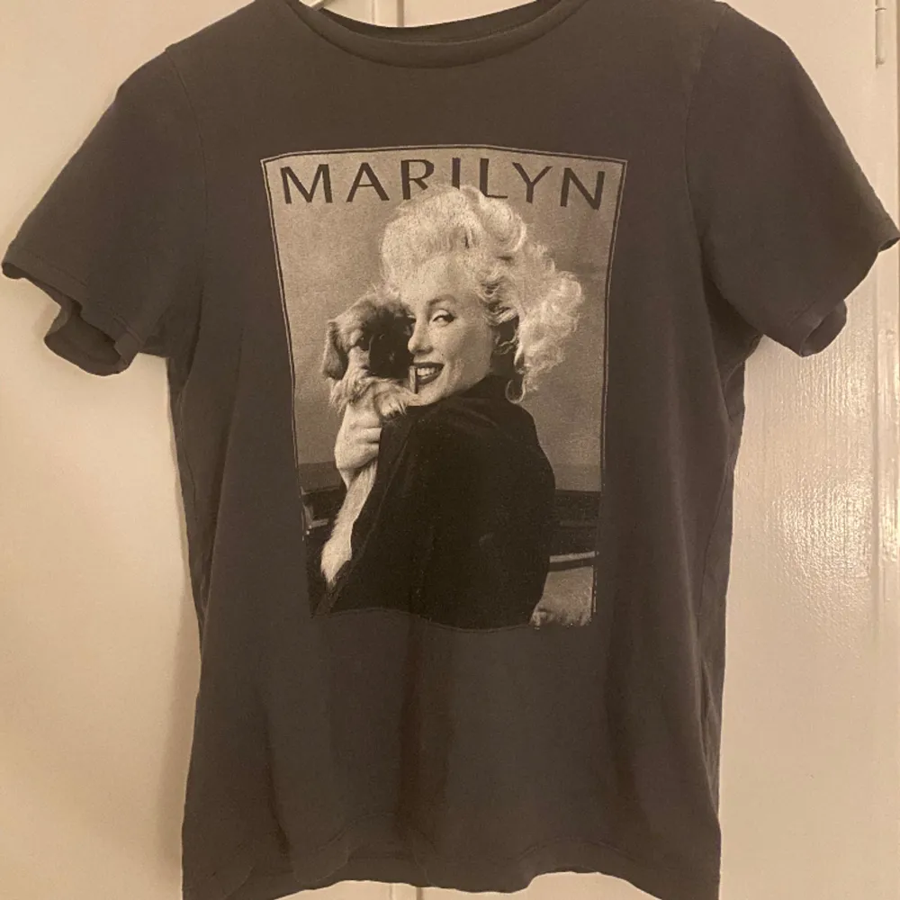 Cool Rolling Stones t-shirt och Marilyn t-shirt från H&M i paketpris.❣️🙌. T-shirts.