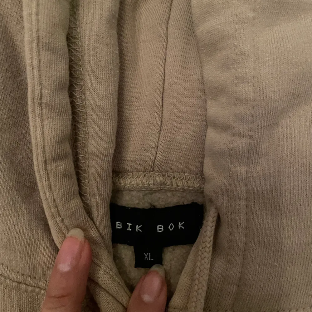 En beige hoodie med röda detaljer som är i bra skick. Står XL men skulle säga att det passar S/M 💕. Hoodies.