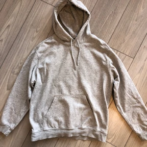 H&M Hoodie - Hallå där! Säljer min gråa H&M hoodie då den bara ligger där och samlar damm. Utöver det är den i toppenskick, knappt använd👍Har du några frågor är det bara att skriva!😎